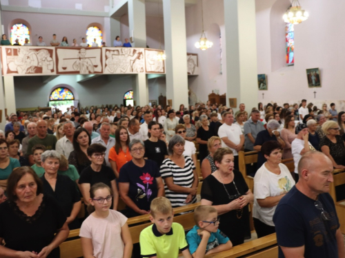 FOTO: U župi Rama-Šćit započela trodnevnica, prvašići darovani prigodnim darovima