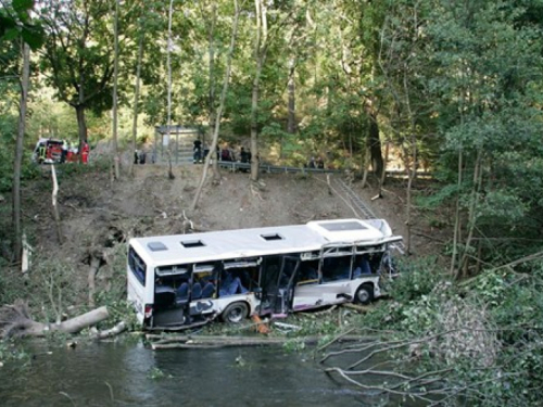 Teška prometna nesreća u Sjevernoj Koreji, autobus pun kineskih turista pao s mosta