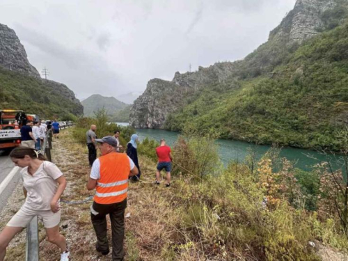 Prometna kod Jablanice: Vozilom sletjeli u jezero