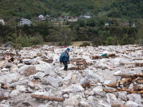 Jablanica: Pronašli živog dječaka ispod ruševina