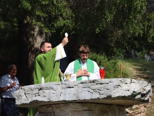 FOTO: Na Vranu služena sv. misa za poginule duvandžije