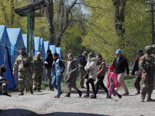 Iz Azovstala evakuirano stotinjak civila