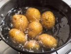 Za uspješno kuhanje krumpira nisu dovoljni samo voda i sol, idealan okus dat će ocat!