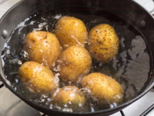 Za uspješno kuhanje krumpira nisu dovoljni samo voda i sol, idealan okus dat će ocat!