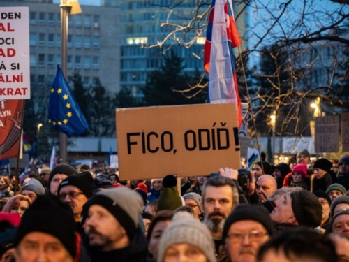 Tisuće Slovaka prosvjedovale protiv premijera Fica