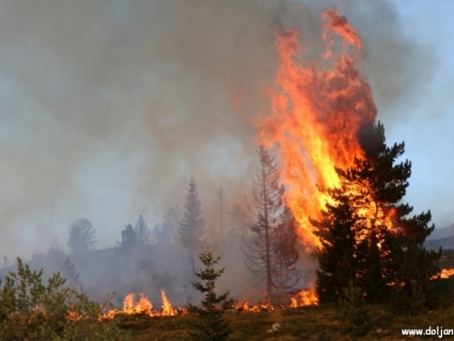 FOTO: Gori na Kedžari, vatra se već vidi iz Rame 