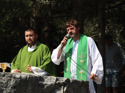 FOTO: Na Vranu služena sv. misa za poginule duvandžije