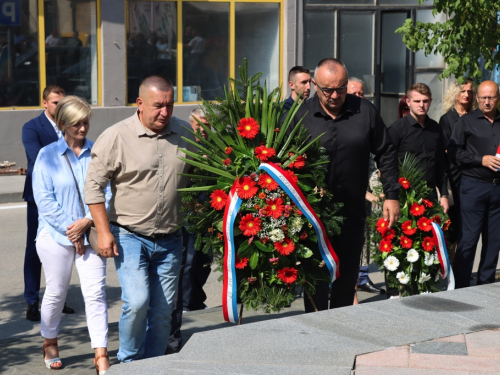 FOTO: Polaganjem vijenaca i svečanom sjednicom započelo obilježavanje Dana općine