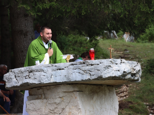 FOTO: Na Vranu služena sv. misa za poginule duvandžije