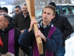 FOTO: Vlč. Ivan Karača predvodio Križni put na Uzdolu