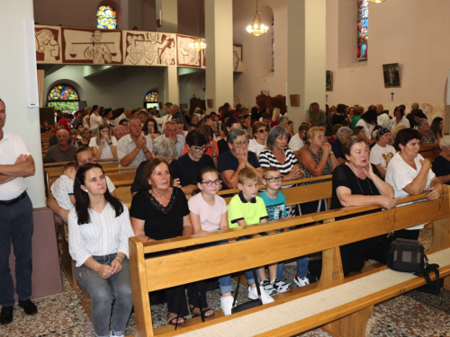 FOTO: U župi Rama-Šćit započela trodnevnica, prvašići darovani prigodnim darovima