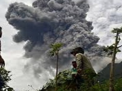 Stotine evakuiranih zbog erupcije vulkana