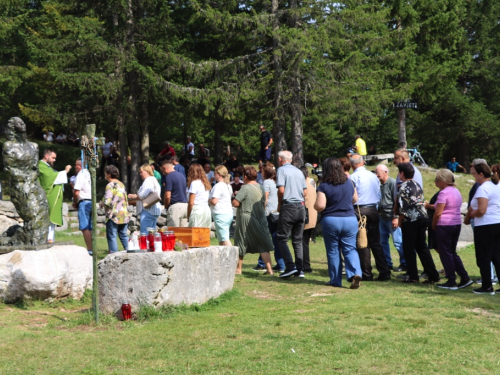 FOTO: Na Vranu služena sv. misa za poginule duvandžije