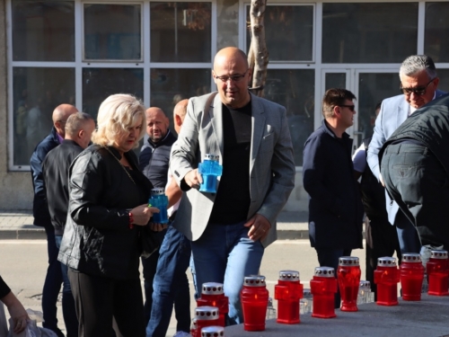 FOTO: Povodom Svih svetih u Prozoru zapaljene svijeće za poginule i preminule branitelje