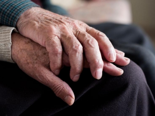 Umirovljenicima koji podižu mirovinu preko banke produžen rok za preuzimanje čekova