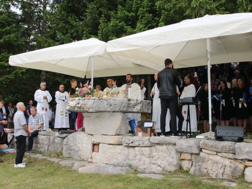 FOTO/VIDEO: Tisuće vjernika na Kedžari proslavilo ''Divin dan''