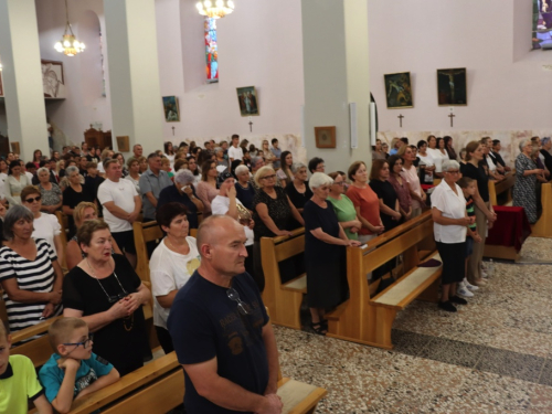 FOTO: U župi Rama-Šćit započela trodnevnica, prvašići darovani prigodnim darovima