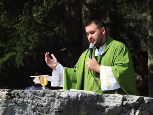 FOTO: Na Vranu služena sv. misa za poginule duvandžije