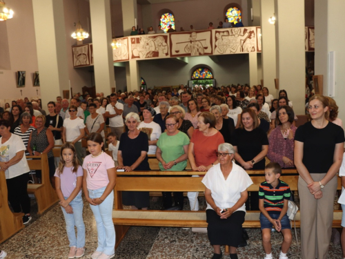 FOTO: U župi Rama-Šćit započela trodnevnica, prvašići darovani prigodnim darovima