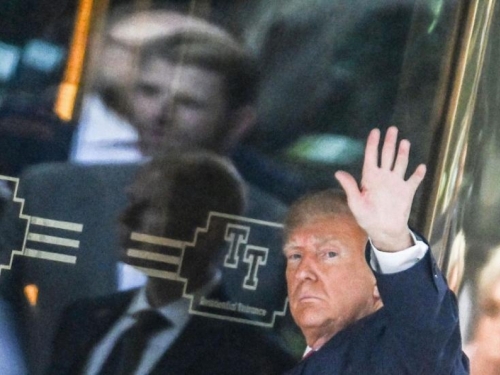 Trump službeno uhićen