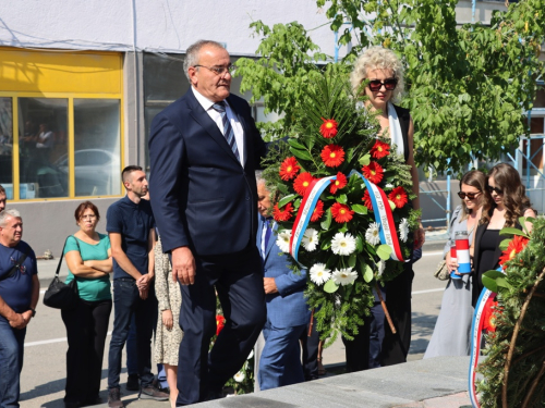 FOTO: Polaganjem vijenaca i svečanom sjednicom započelo obilježavanje Dana općine