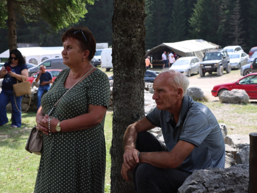 FOTO: Na Vranu služena sv. misa za poginule duvandžije