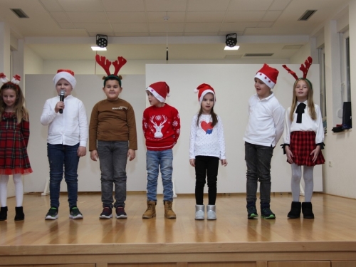 FOTO: Božićna priredba učenika OŠ u Rumbocima