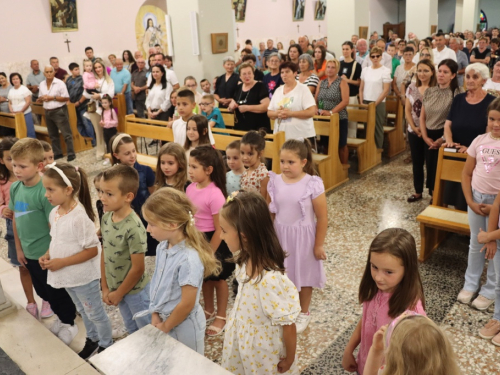 FOTO: U župi Rama-Šćit započela trodnevnica, prvašići darovani prigodnim darovima