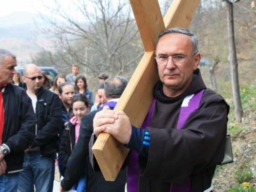 FOTO: Fra Andrija Jozić predvodio pobožnost križnog puta na Uzdolu