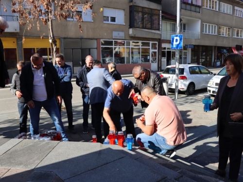 FOTO: Povodom Svih svetih u Prozoru zapaljene svijeće za poginule i preminule branitelje