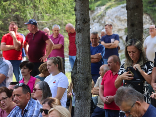 FOTO: Na Vranu služena sv. misa za poginule duvandžije