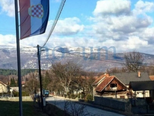 SDA želi ukloniti zastave hrvatskog naroda pored magistralne ceste!