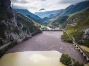 Gomile otpada skupljaju se na branama, plutaju predmeti iz jablaničkih kućanstava