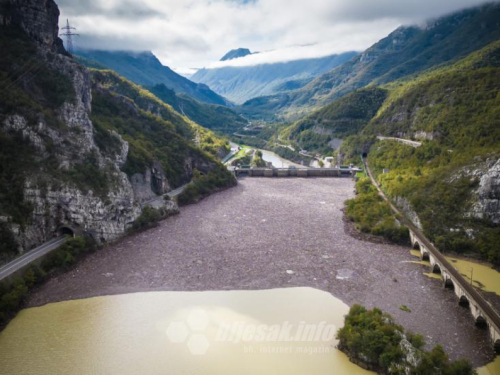 Gomile otpada skupljaju se na branama, plutaju predmeti iz jablaničkih kućanstava