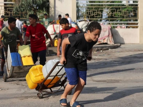 Stanovnici Gaze provalili u skladišta UN-a, otimaju osnovne namirnice za preživljavanje