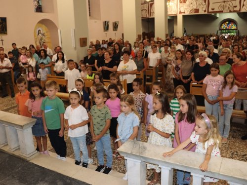 FOTO: U župi Rama-Šćit započela trodnevnica, prvašići darovani prigodnim darovima