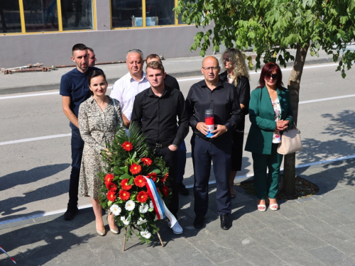 FOTO: Polaganjem vijenaca i svečanom sjednicom započelo obilježavanje Dana općine