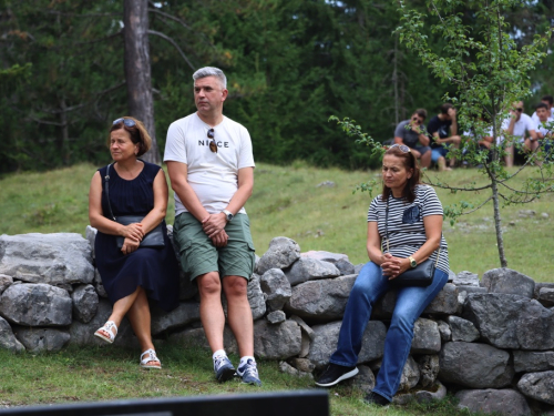 FOTO: Na Vranu služena sv. misa za poginule duvandžije