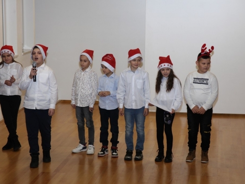 FOTO: Božićna priredba učenika OŠ u Rumbocima