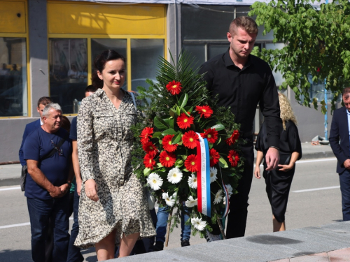 FOTO: Polaganjem vijenaca i svečanom sjednicom započelo obilježavanje Dana općine