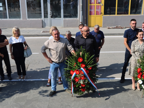 FOTO: Polaganjem vijenaca i svečanom sjednicom započelo obilježavanje Dana općine