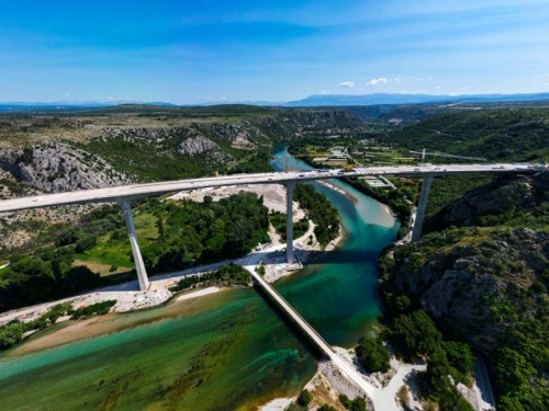 Spojen most Počitelj: 38.000 m3 betona, 9.000 tona armature...