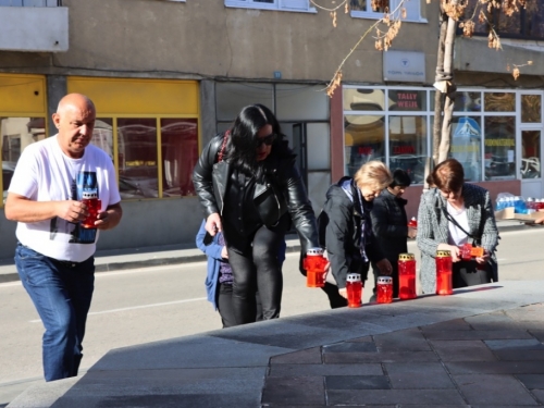 FOTO: Povodom Svih svetih u Prozoru zapaljene svijeće za poginule i preminule branitelje