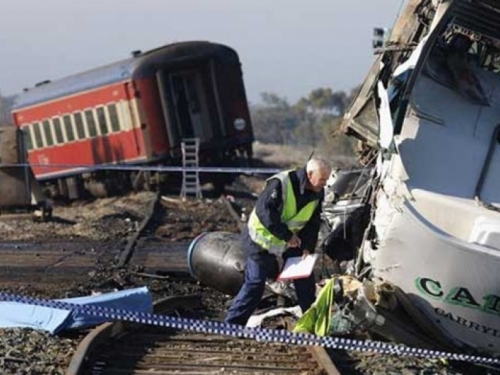 14 poginulih, 50 povrijeđenih u dvije željezničke nesreće