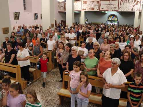 FOTO: U župi Rama-Šćit započela trodnevnica, prvašići darovani prigodnim darovima