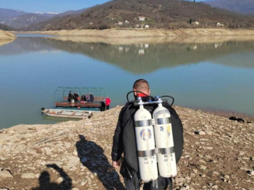 Ronioci pronašli tijelo muškarca u Jablaničkom jezeru