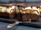 Kombinacija 3 omiljena kolača: Recept za tiramisu cheesecake brownie